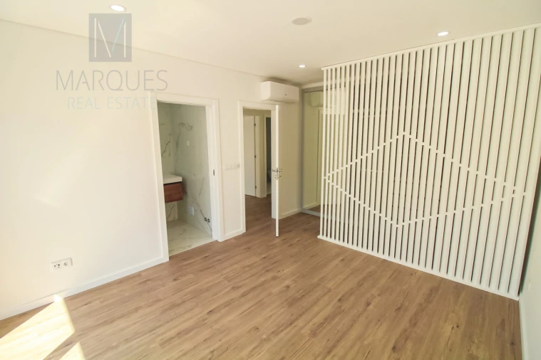 Moradia T4 para Venda em Corroios Foto 33