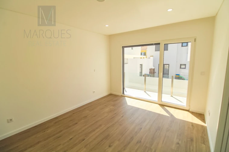 Moradia T4 para Venda em Corroios Foto 36