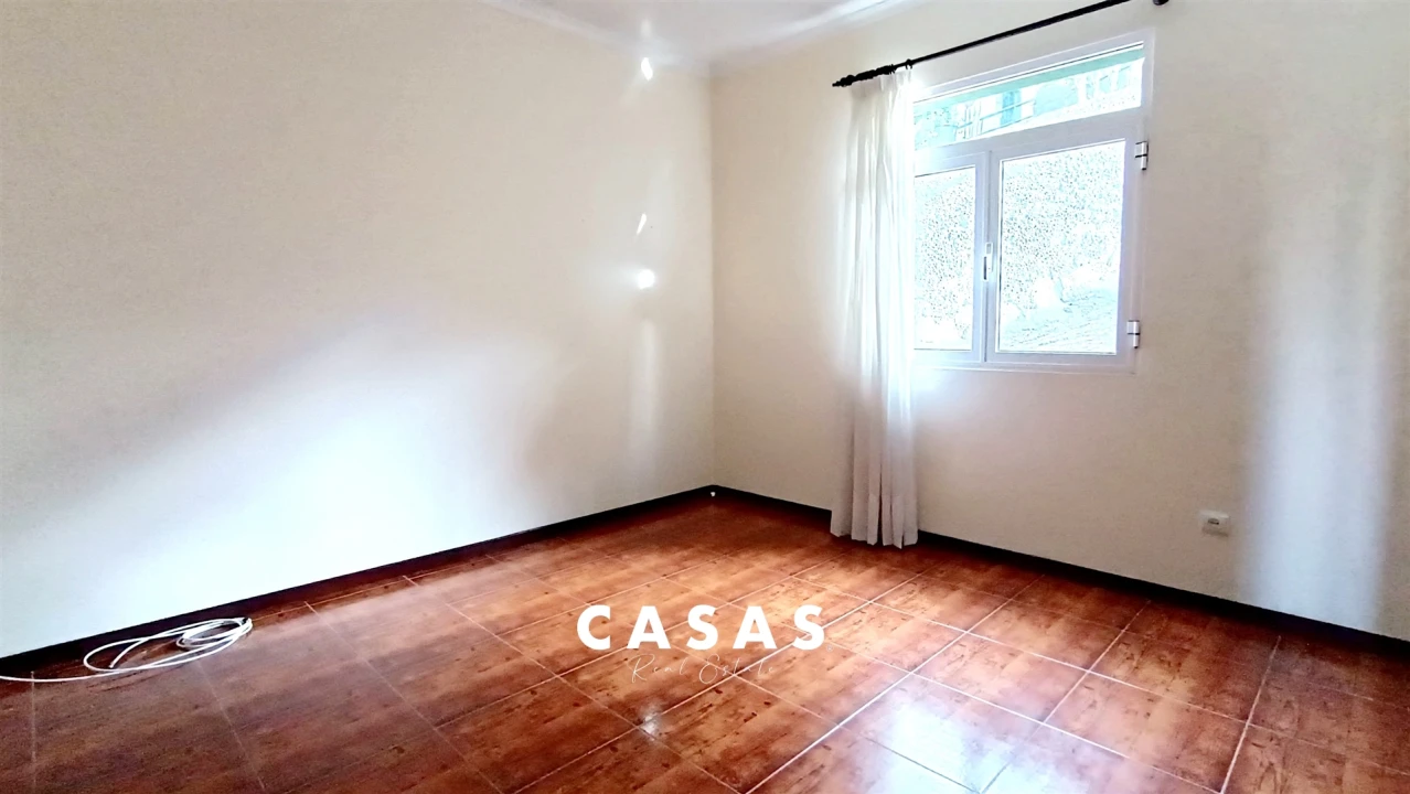 Moradia T4 para Venda em Estreito de Camara de Lobos Foto 18