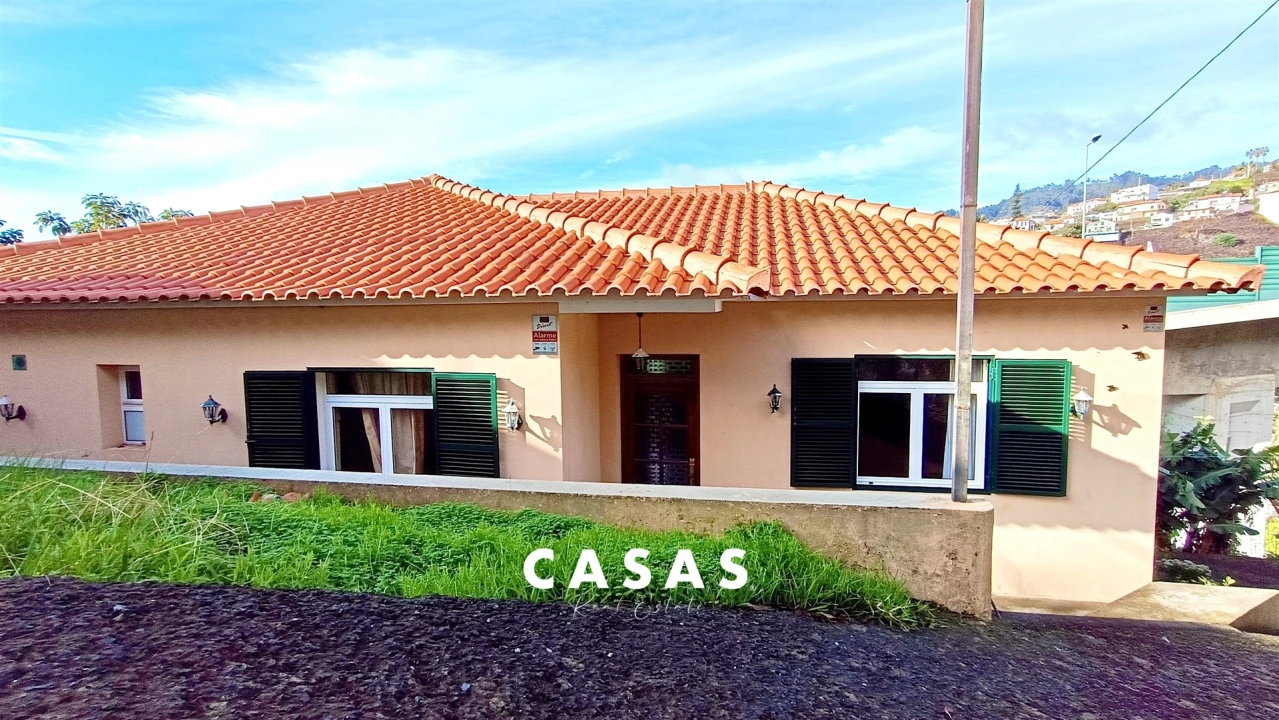 Moradia T4 para Venda em Estreito de Camara de Lobos Foto 1