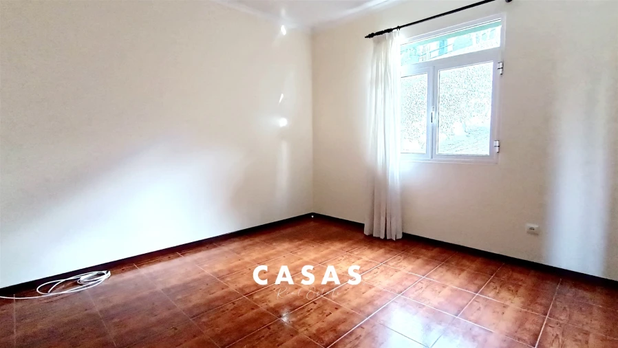 Moradia T4 para Venda em Estreito de Camara de Lobos Foto 18