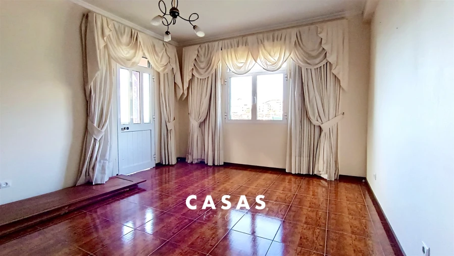 Moradia T4 para Venda em Estreito de Camara de Lobos Foto 19