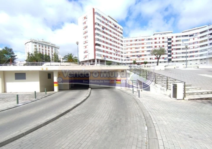 Garagem para Venda em Póvoa de Santa Iria e Forte da Casa Foto 1