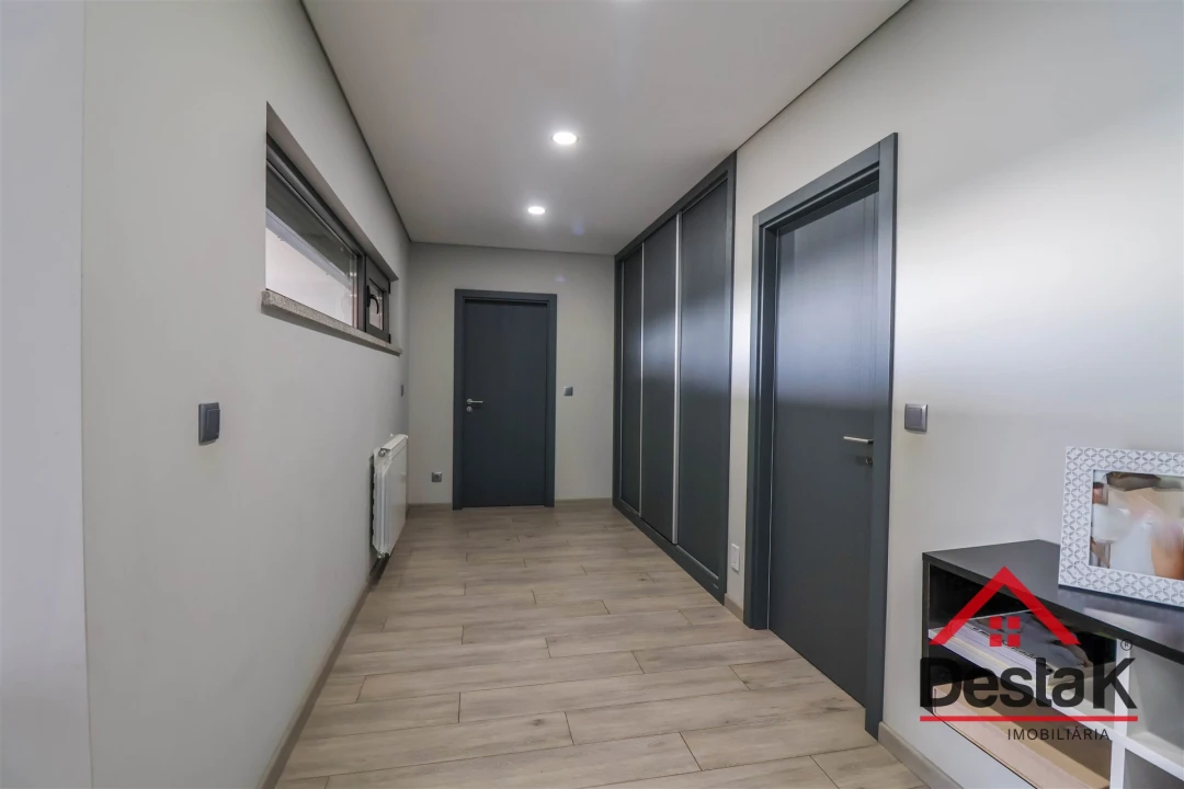 Moradia T4 para Venda em Ferreira de Aves Foto 12