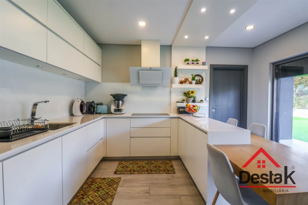 Moradia T4 para Venda em Ferreira de Aves Foto 3