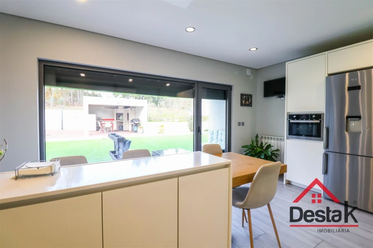 Moradia T4 para Venda em Ferreira de Aves Foto 4