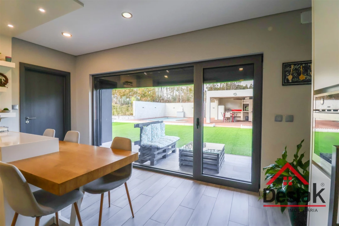 Moradia T4 para Venda em Ferreira de Aves Foto 5