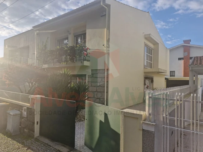 Moradia T4 para Venda em Moreira Foto 2