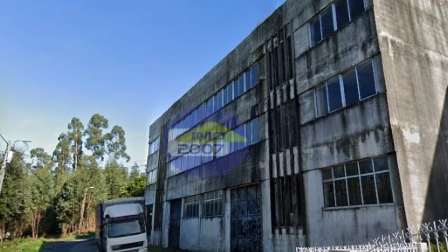 Armazém para Venda em Macieira de Cambra