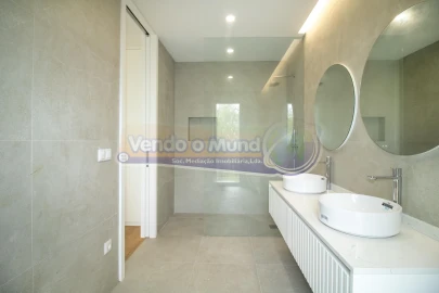 Moradia T6 para Venda em Santo Estêvão