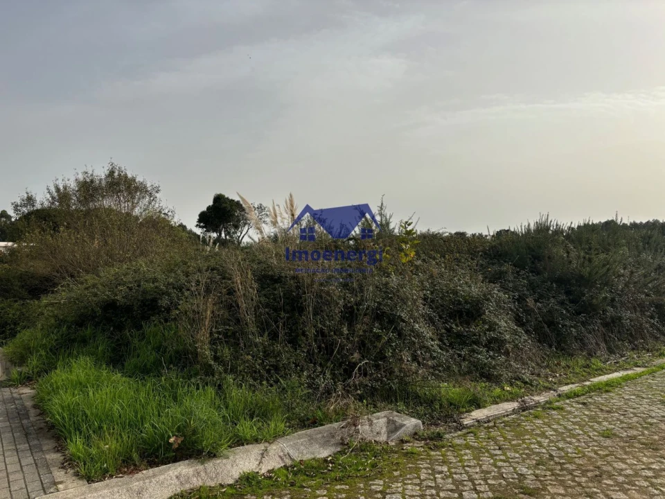 Terreno para Venda em Retorta e Tougues Foto 1