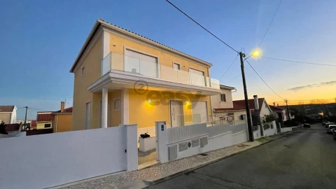 Moradia T0 para Venda em Pontinha e Famões