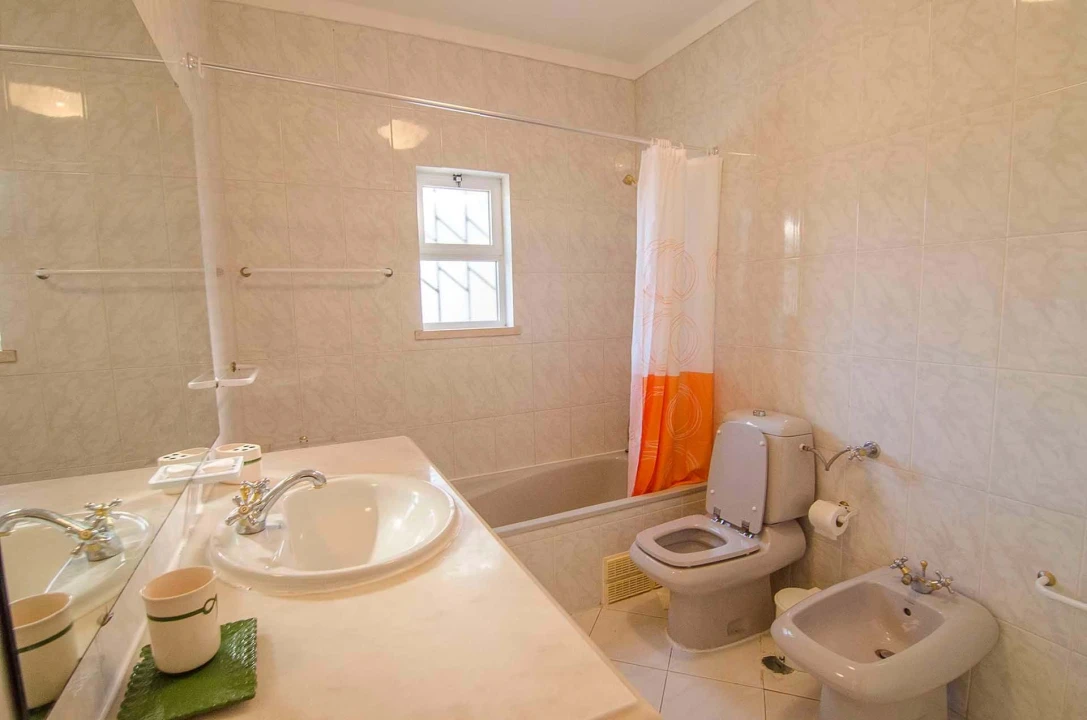 Moradia T7 para Venda em Quarteira Foto 16