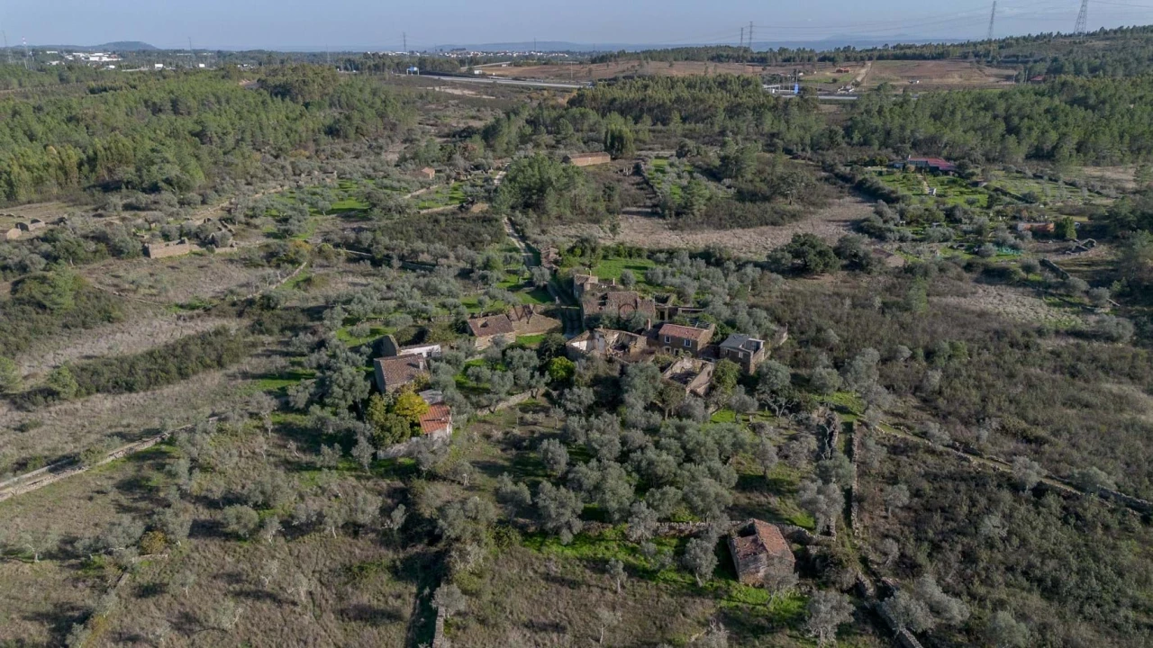 Terreno para Venda em Benquerenças Foto 1