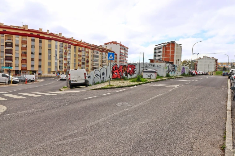 Terreno P/ Prédio para Venda em Amadora Foto 2