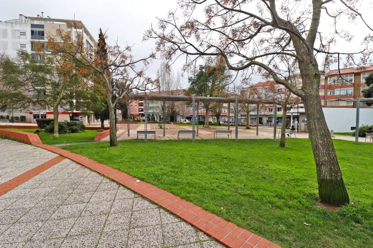 Terreno P/ Prédio para Venda em Amadora Foto 12