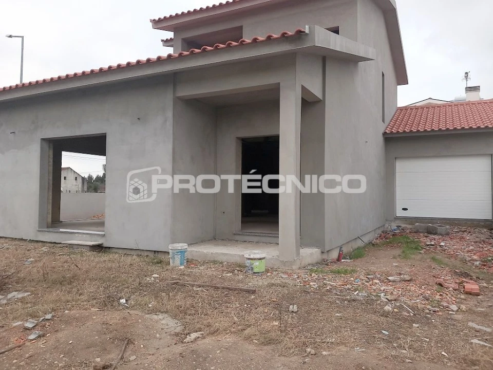 Moradia T4 para Venda em Troviscal Foto 2