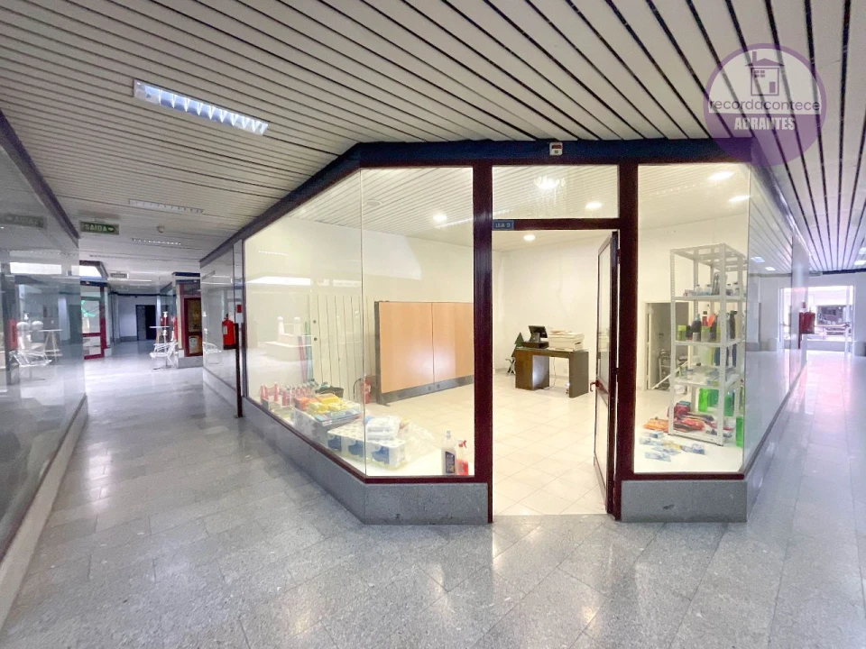 Loja para Arrendamento em Tapada do Chafariz Foto 2