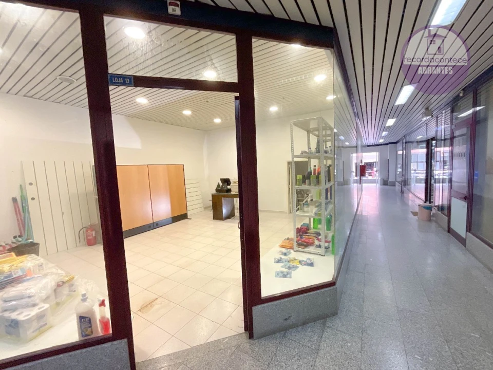 Loja para Arrendamento em Tapada do Chafariz Foto 4