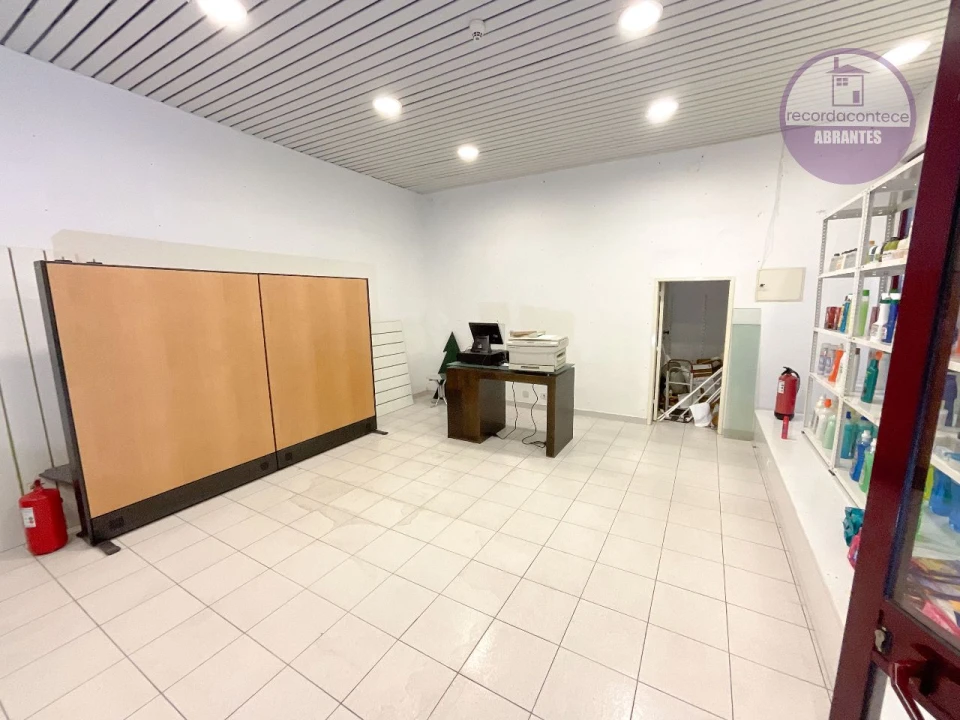 Loja para Arrendamento em Tapada do Chafariz Foto 11