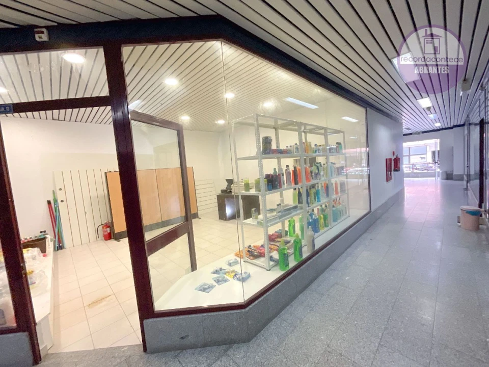 Loja para Arrendamento em Tapada do Chafariz Foto 23