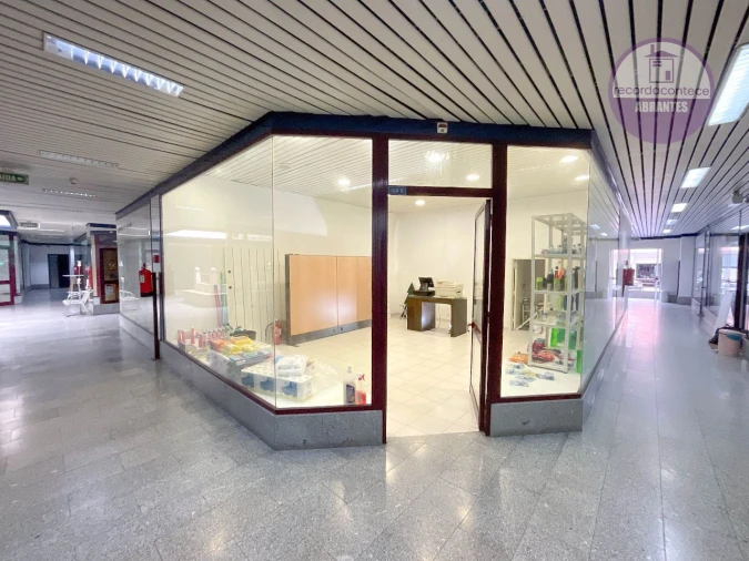 Loja para Arrendamento em Tapada do Chafariz Foto 1