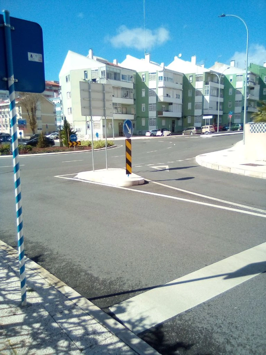 Apartamento T2 para Venda em Linda-a-Velha Foto 3