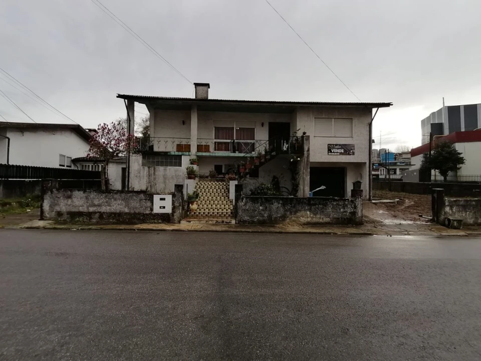 Moradia T6 para Venda em São João da Madeira Foto 1