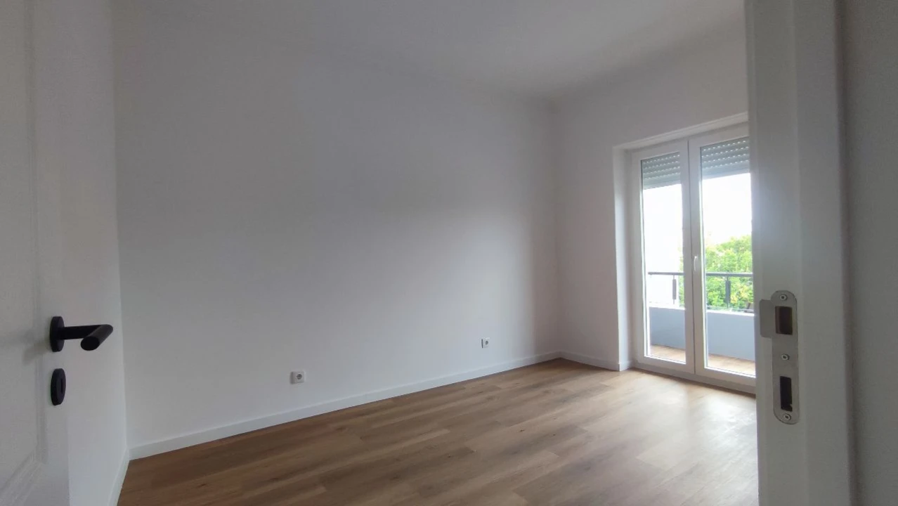 Apartamento T2 para Venda em Linda-a-Velha Foto 14