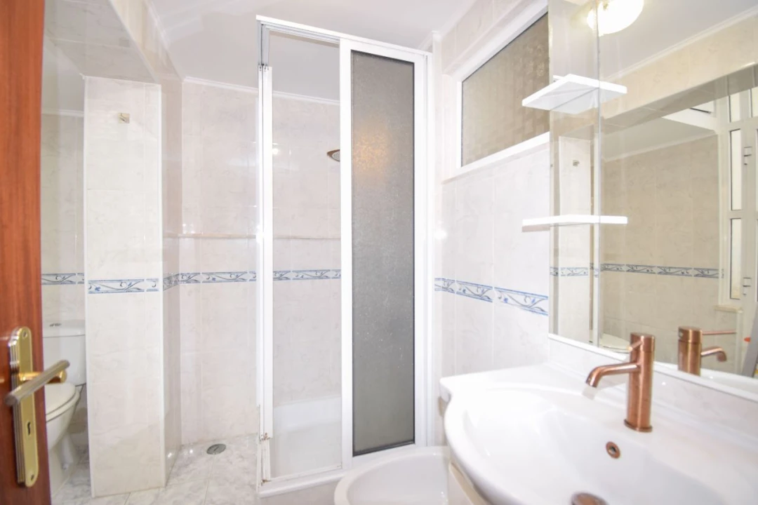 Apartamento T1 para Venda em Dafundo Foto 9