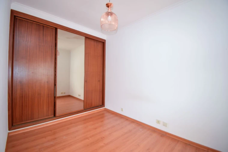 Apartamento T1 para Venda em Dafundo Foto 6