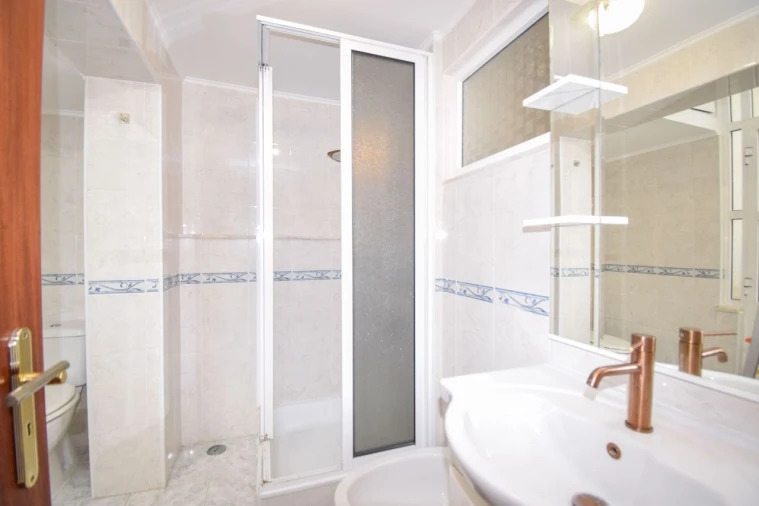 Apartamento T1 para Venda em Dafundo Foto 9