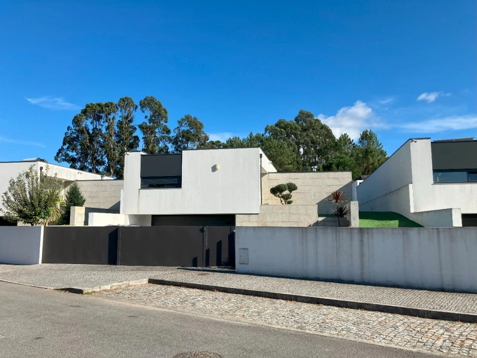 Moradia T3 para Arrendamento em Abade de Vermoim Foto 1