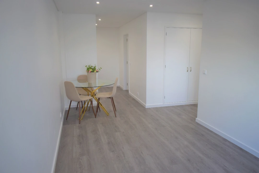 Apartamento T1 para Arrendamento em Santo António dos Cavaleiros Foto 8