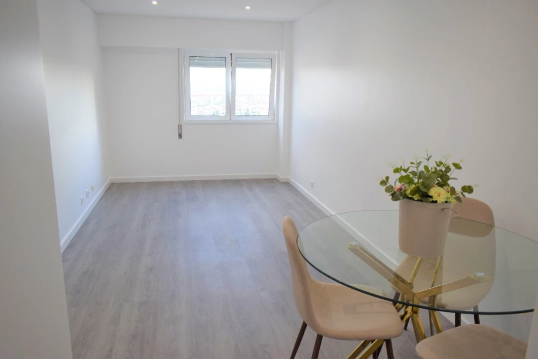 Apartamento T1 para Arrendamento em Santo António dos Cavaleiros Foto 3