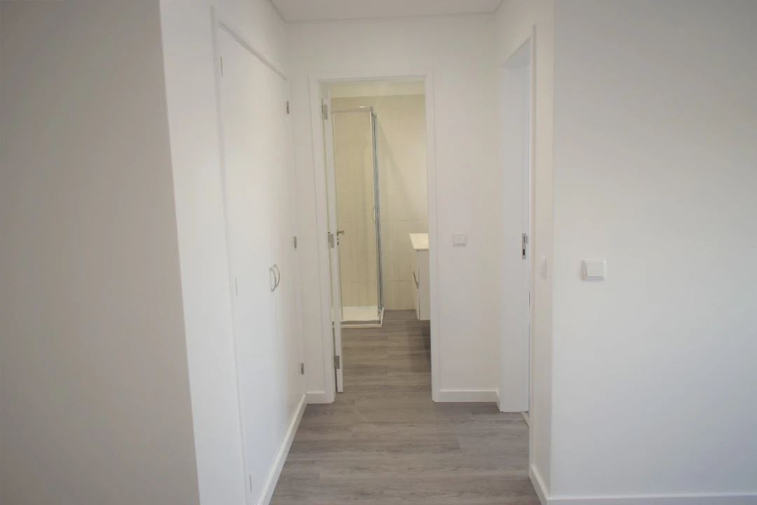 Apartamento T1 para Arrendamento em Santo António dos Cavaleiros Foto 6