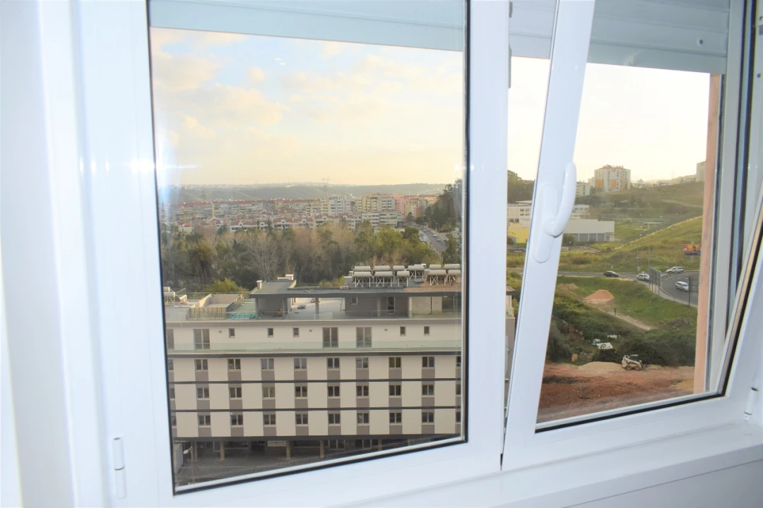 Apartamento T1 para Arrendamento em Santo António dos Cavaleiros Foto 9