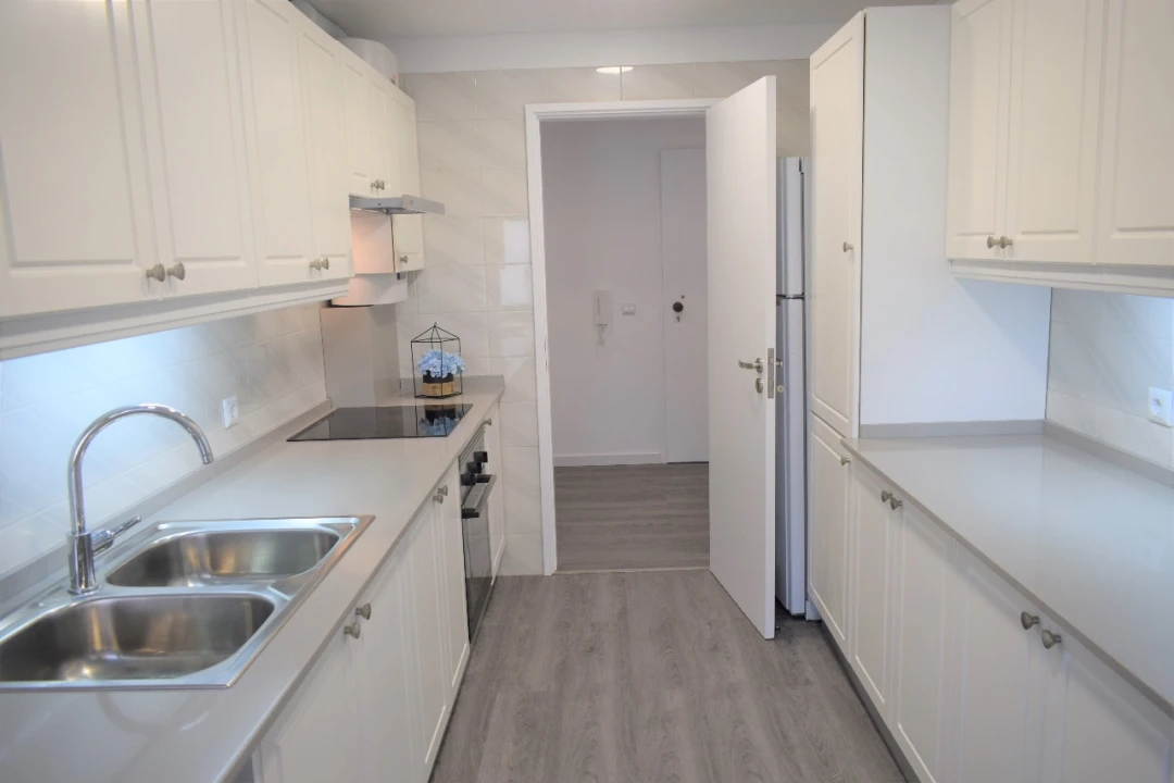 Apartamento T1 para Arrendamento em Santo António dos Cavaleiros Foto 13