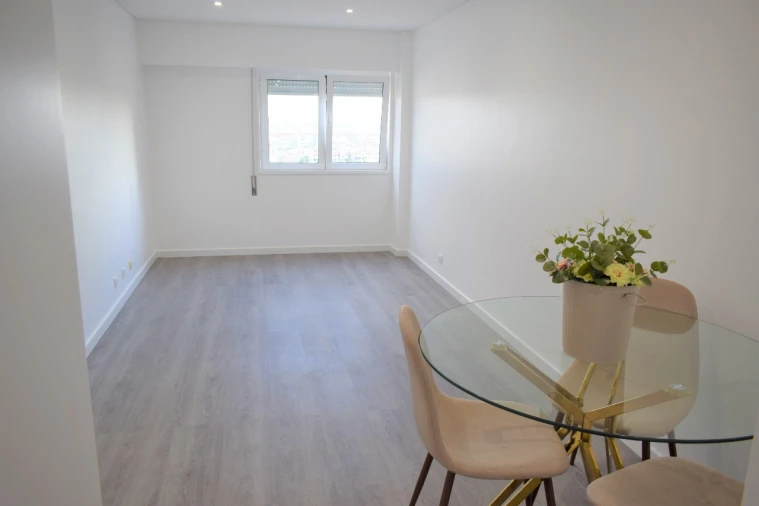 Apartamento T1 para Arrendamento em Santo António dos Cavaleiros Foto 3