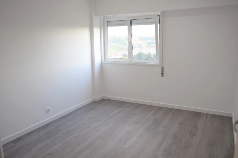 Apartamento T1 para Arrendamento em Santo António dos Cavaleiros Foto 17