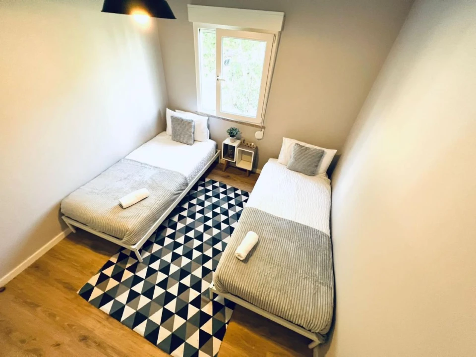 Quarto para Arrendamento em Santo António dos Cavaleiros Foto 7