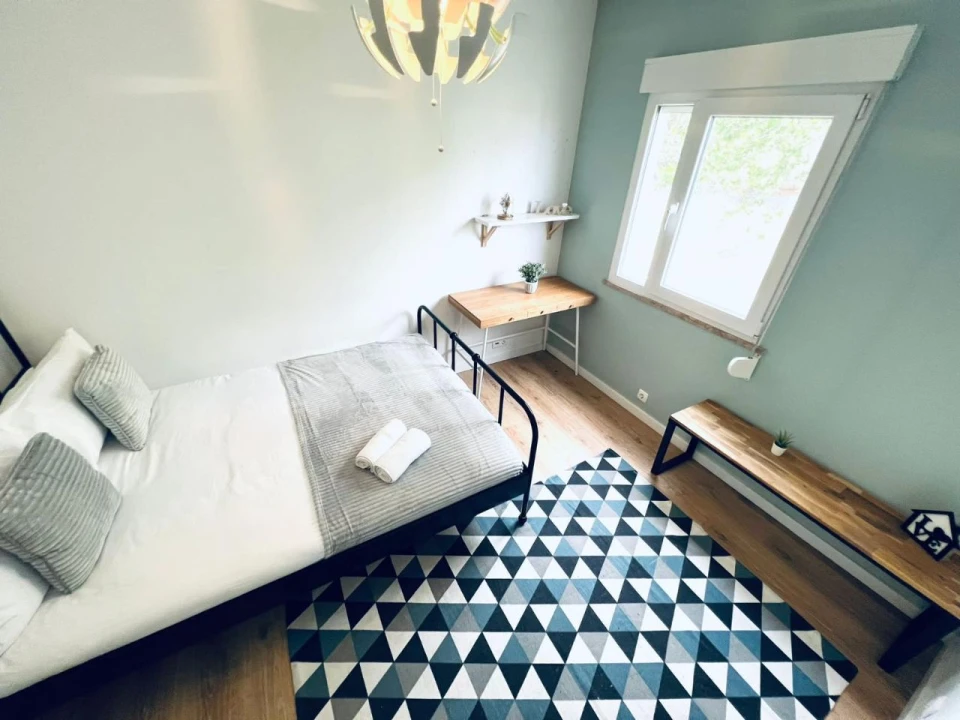 Quarto para Arrendamento em Santo António dos Cavaleiros Foto 12