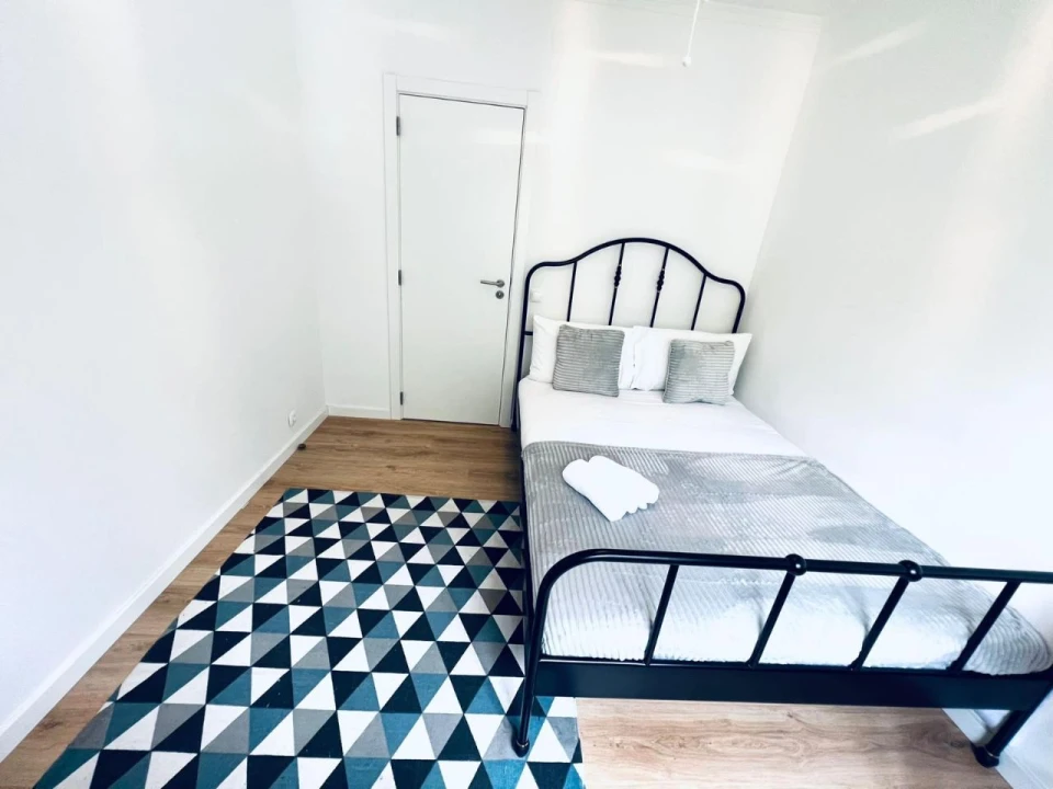 Quarto para Arrendamento em Santo António dos Cavaleiros Foto 14