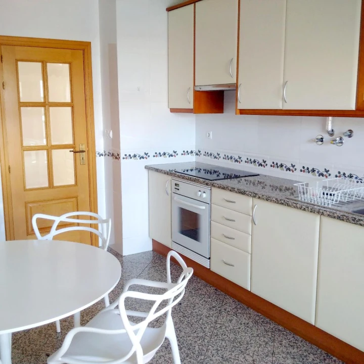 Apartamento T4 para Arrendamento em Faro Foto 13