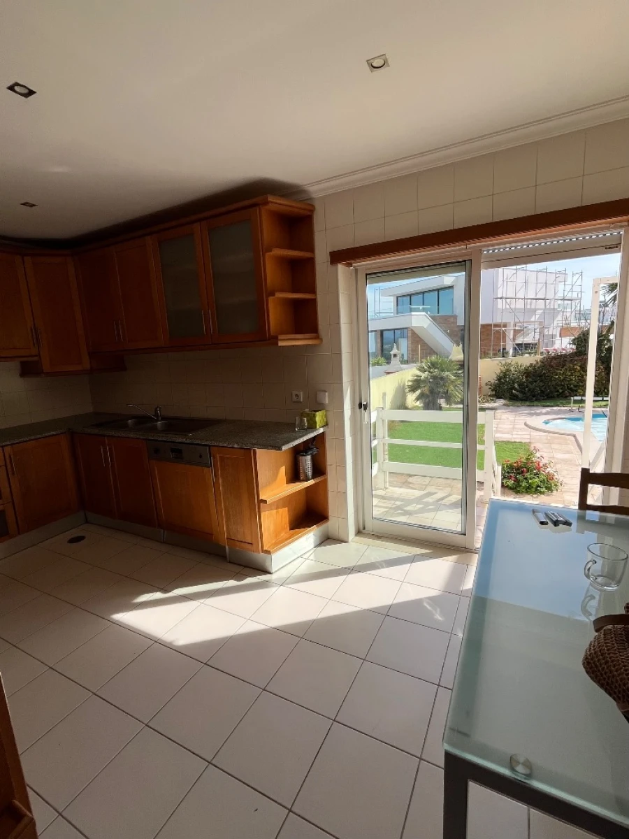 Apartamento T3 para Arrendamento em Salir do Porto Foto 4