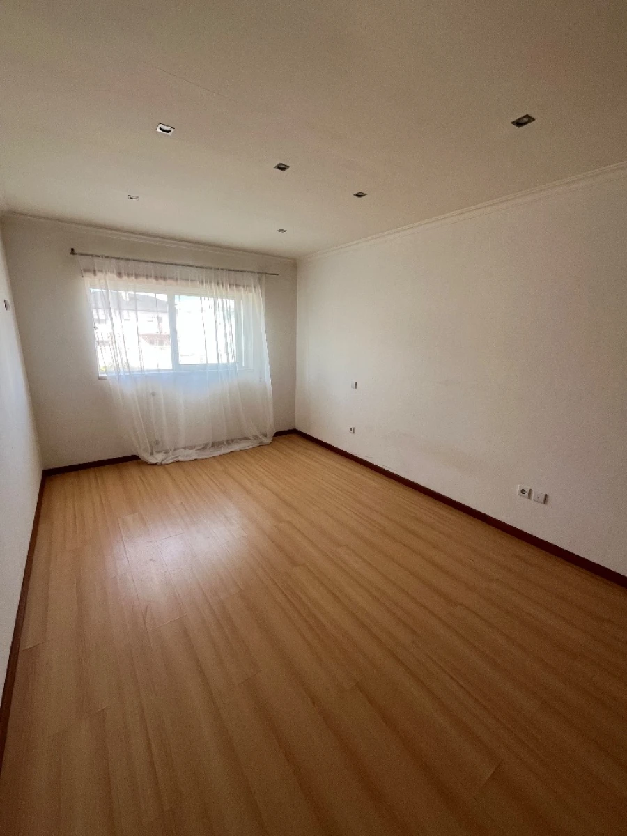 Apartamento T3 para Arrendamento em Salir do Porto Foto 9
