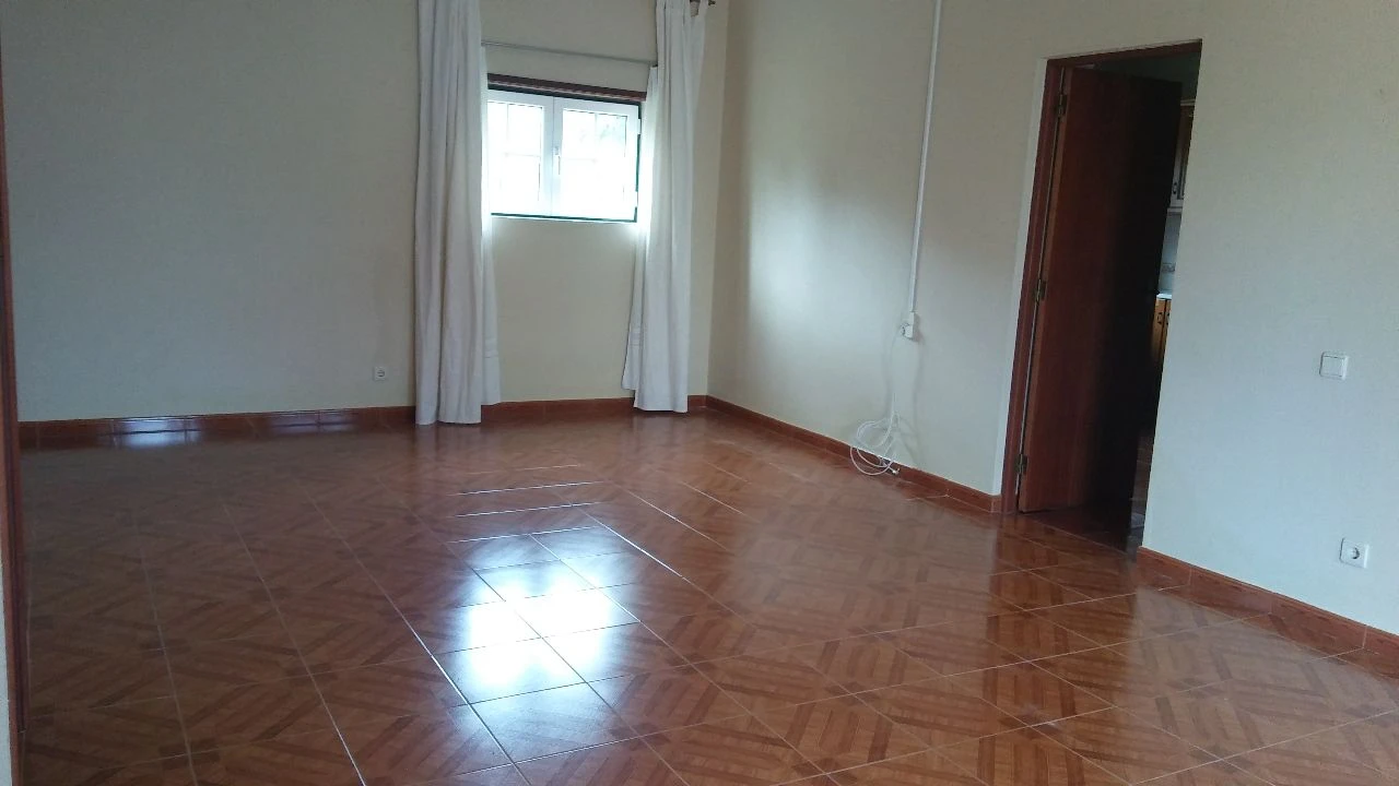 Moradia T1 para Arrendamento em Cabeças Foto 3