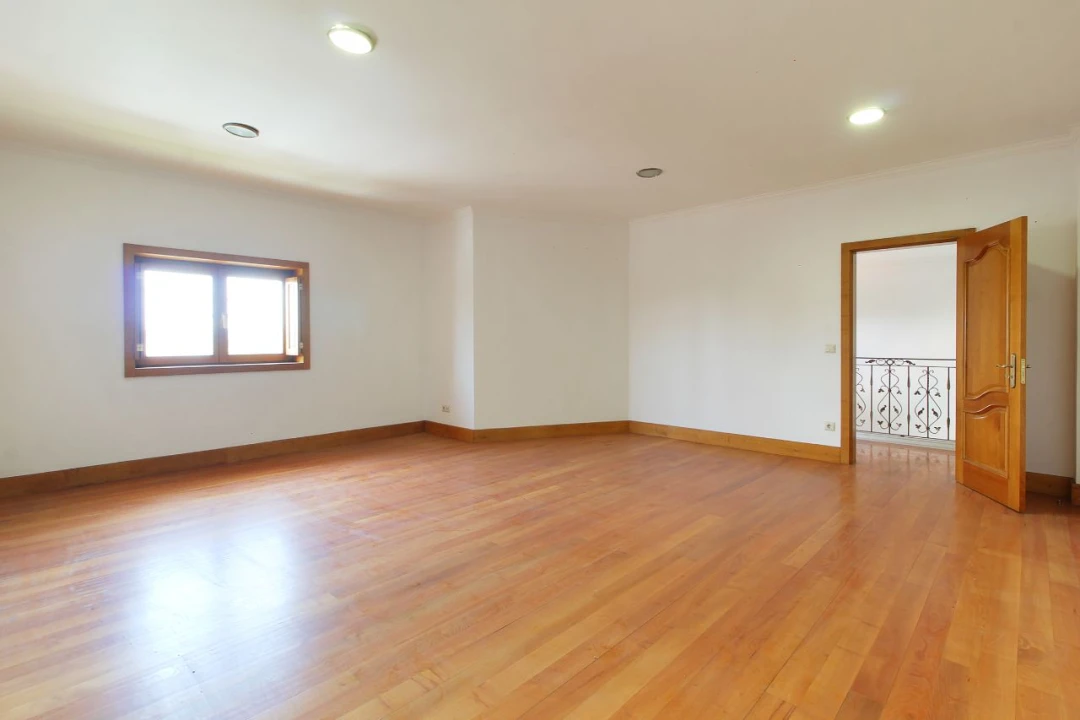 Moradia T6 para Arrendamento em Sobrosa Foto 18