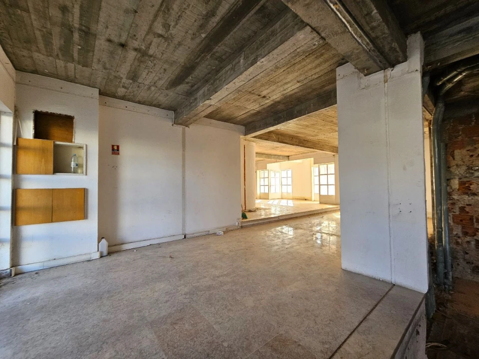 Loja para Arrendamento em Algés Foto 2