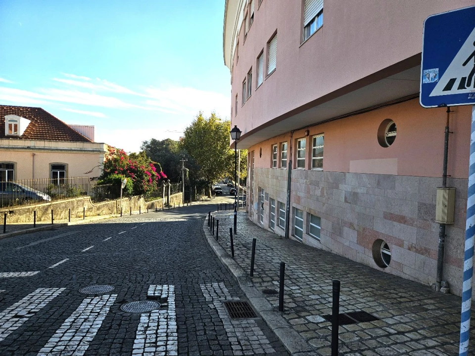 Loja para Arrendamento em Algés Foto 1